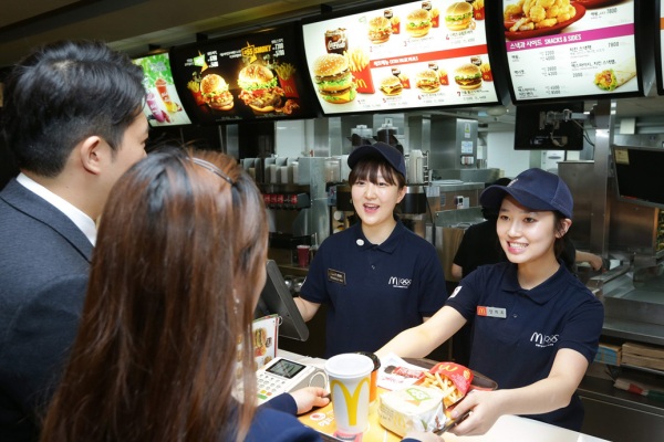 Sinh viên làm thêm phục vụ cửa hàng ăn