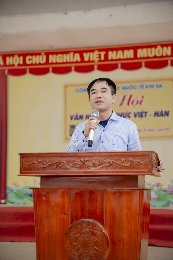 Thầy hiệu trưởng trường THPT Đồng Lộc phát biểu khai mạc lễ hội