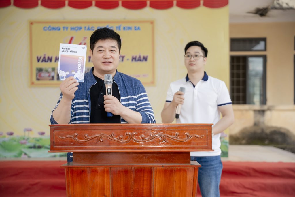 Thầy Lee In Cheol – giảng viên Đại học Jeonju Vision chia sẻ tại buổi lễ