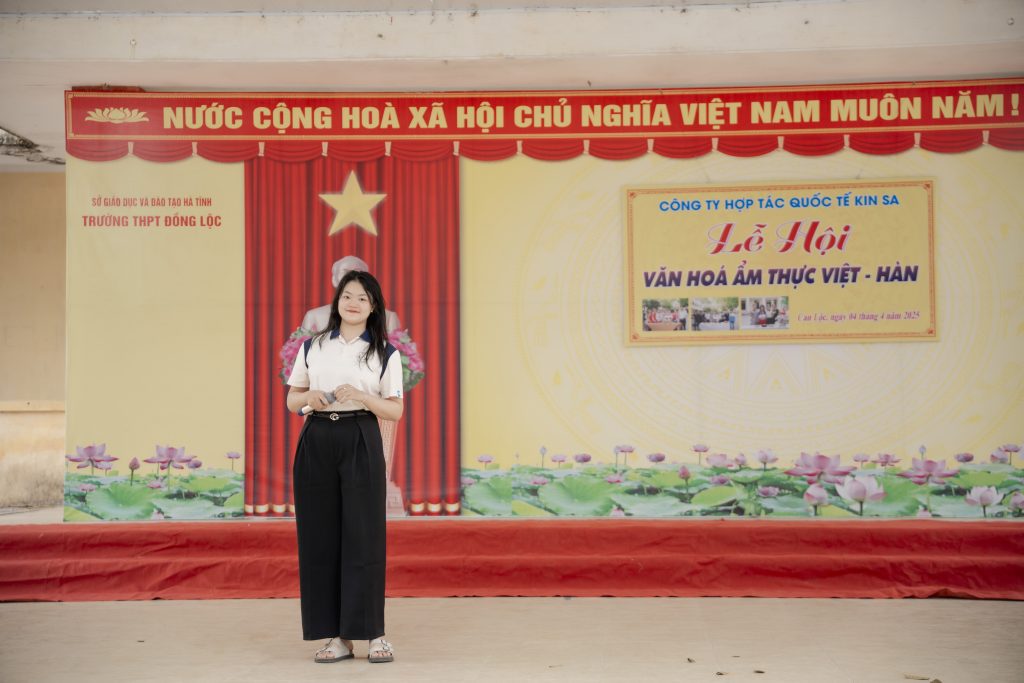 Tiết mục văn nghệ của các em học sinh Trường THPT Đồng Lộc