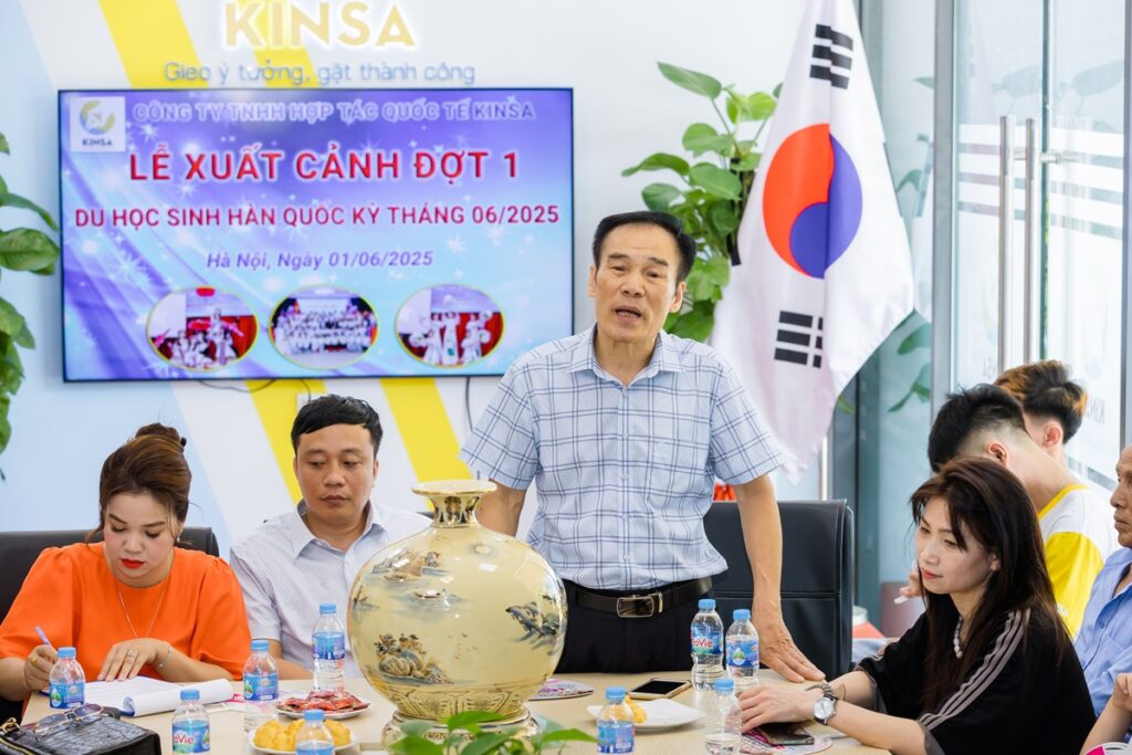 Bác Nguyễn Văn Lơ - Chủ tịch HĐQT chia sẻ và dặn dò các em học sinh