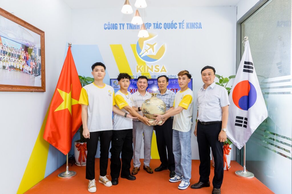 Các học sinh tặng quà lưu niệm cho Kinsa
