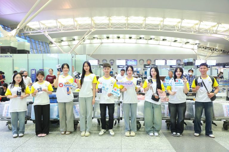 Các du học sinh nhận visa chuẩn bị làm thủ tục xuất cảnh