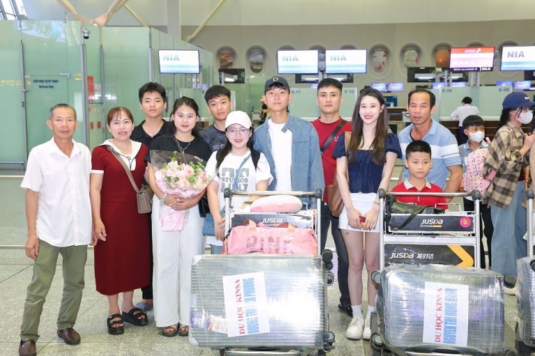 Du học sinh Kinsa chụp ảnh cùng người thân, bạn bè