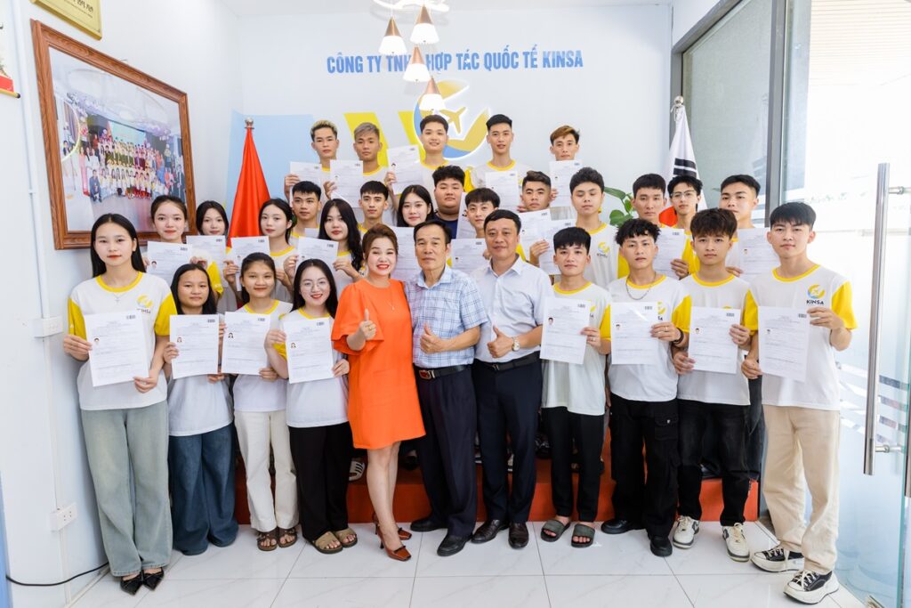 Trao code cho các bạn học sinh Kinsa tại buổi lễ