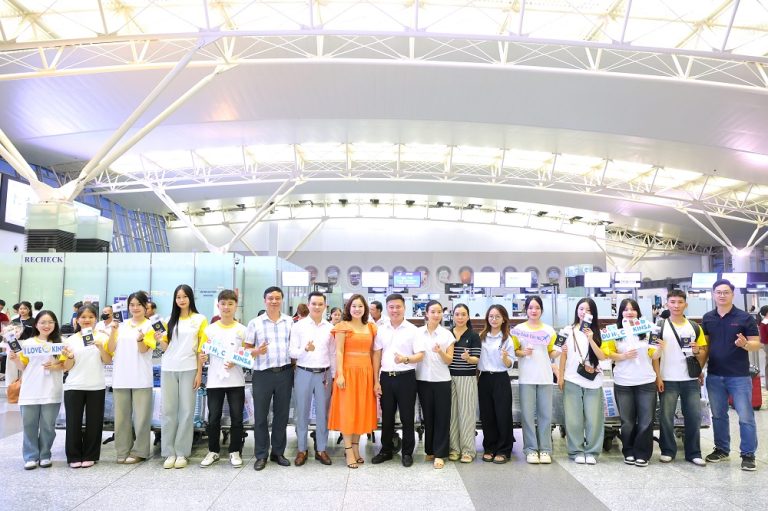 Du học Kinsa chụp ảnh cùng các bạn du học sinh tại sân bay