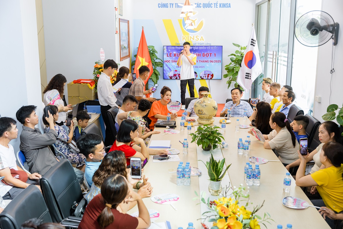 Tiết mục văn nghệ của các bạn học sinh Kinsa tại buổi lễ