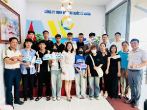 Ban lãnh đạo Kinsa chụp ảnh cùng các tân học sinh