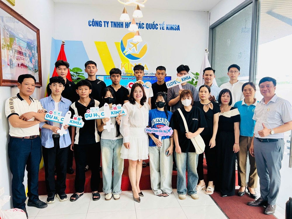 Ban lãnh đạo Kinsa chụp ảnh cùng các tân học sinh