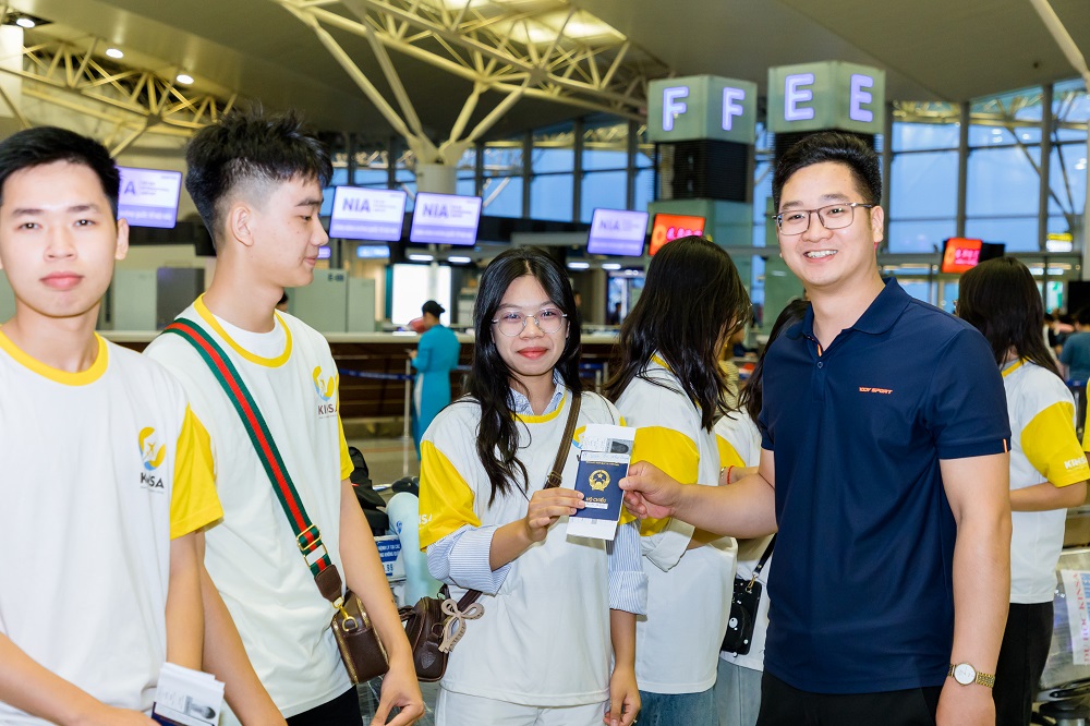 Du học Kinsa trao visa cho các bạn du học sinh tại sân bay