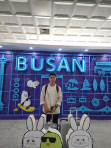 Học sinh Trương Đình Tuấn chuẩn bị bay sang Hàn Quốc nhập học