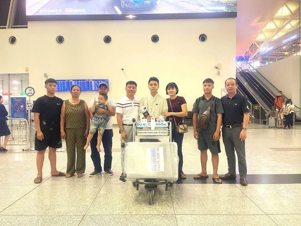 Trương Đình Tuấn chụp ảnh kỷ niệm cùng gia đình và Du học Kinsa tại sân bay Nội Bài