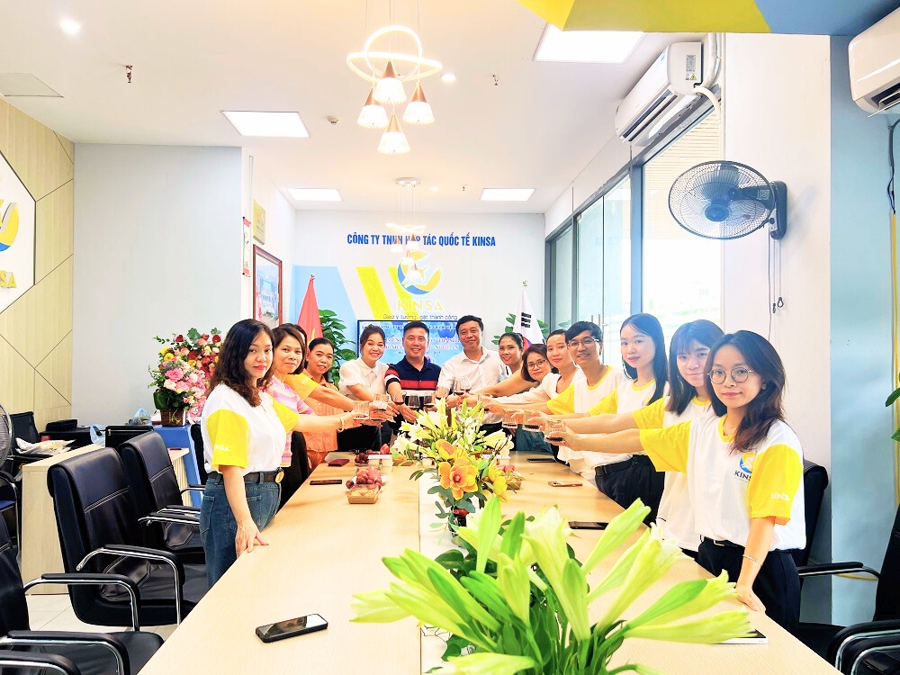 Tập thể Kinsa chúc mừng CN Kinsa Nghệ An Tập thể Kinsa chúc mừng CN Kinsa Nghệ An