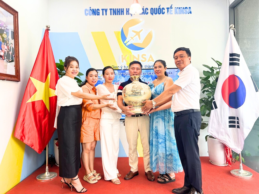 Ban lãnh đạo Kinsa tặng quà cho CN Kinsa Nghệ An