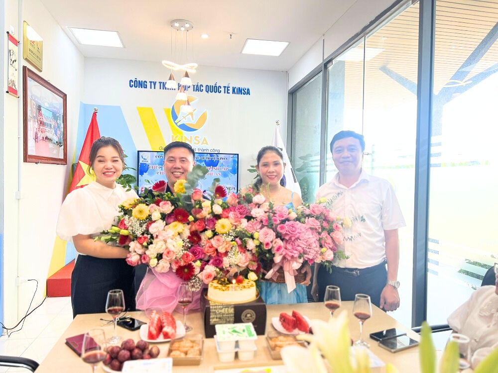 Ban lãnh đạo Kinsa chúc mừng CN Nghệ An