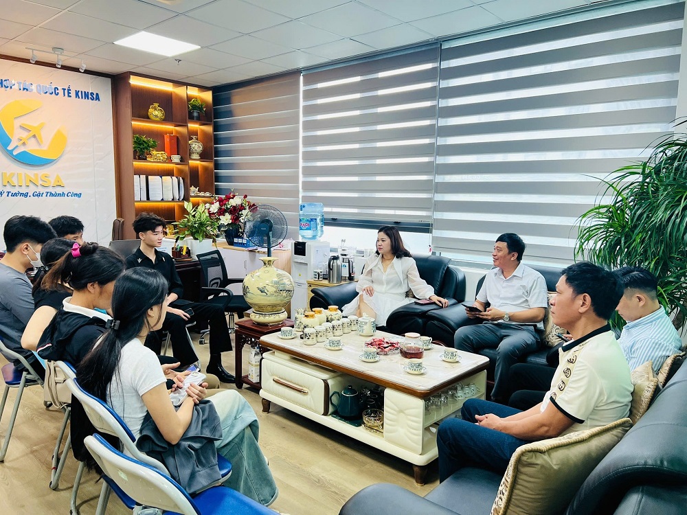 Ban lãnh đạo Kinsa tiếp đón và trò chuyện với phụ huynh và học sinh nhập học