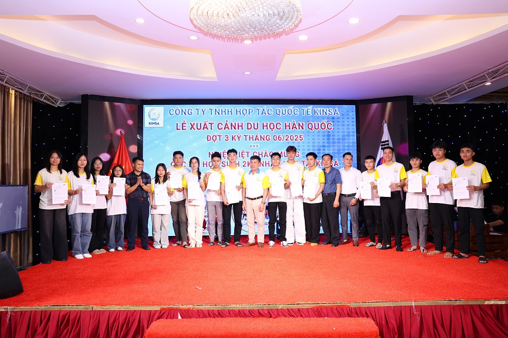 Ban lãnh đạo Kinsa trao code cho các du học sinh Hàn Quốc