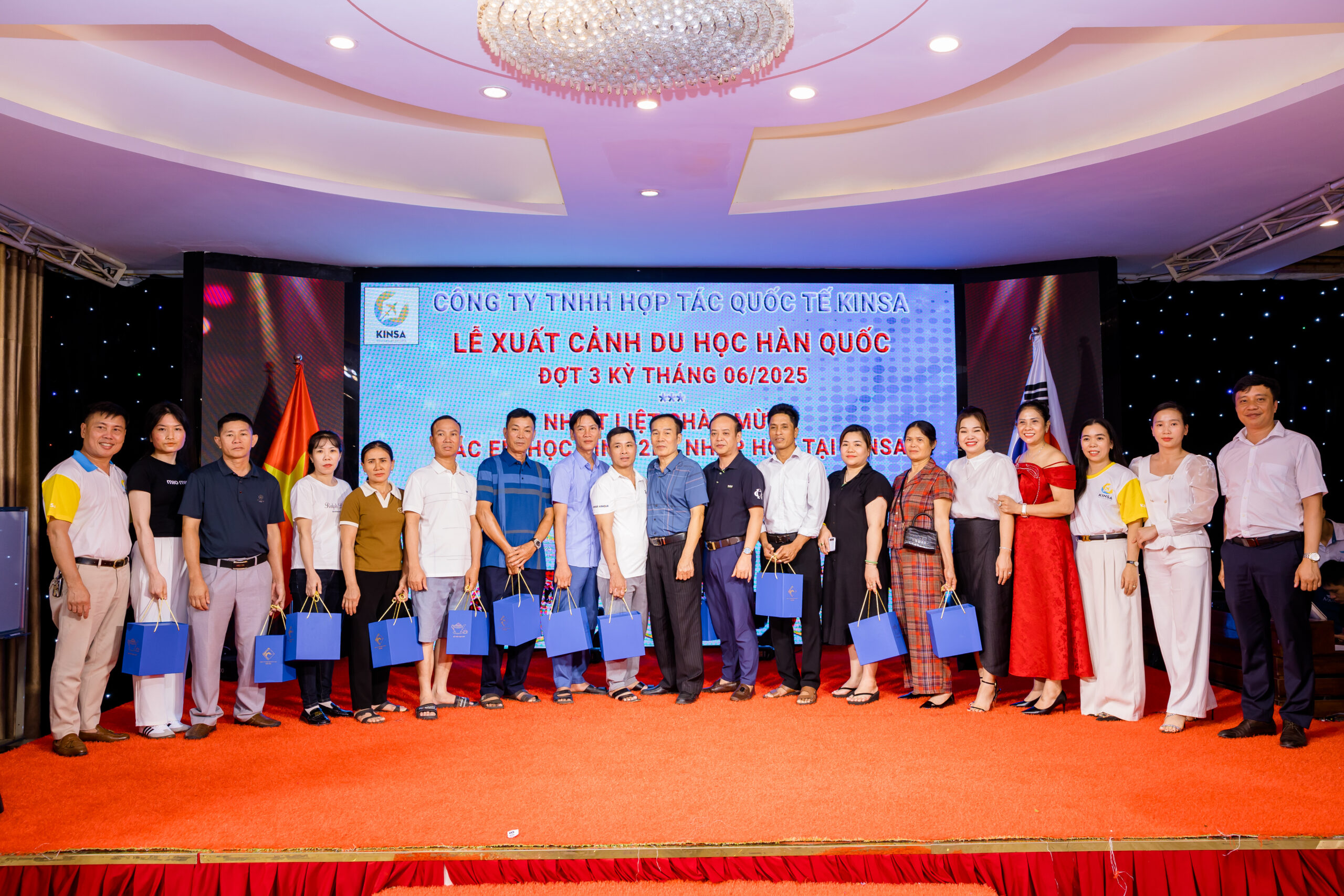 Ban lãnh đạo Kinsa trao quà tặng cho phụ huynh du học sinh