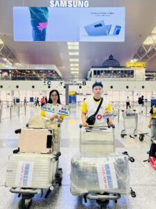 Học sinh Vũ Thị Hồng Nhung và Nguyễn Đình Minh Quân tại sân bay quốc tế Nội Bài trước giờ bay sang Hàn Quốc