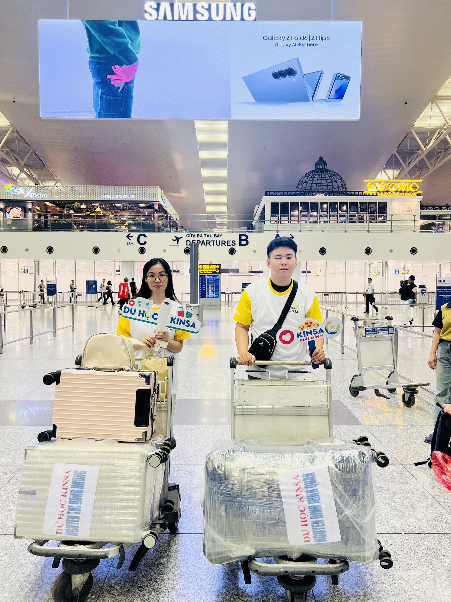 Học sinh Vũ Thị Hồng Nhung và Nguyễn Đình Minh Quân tại sân bay quốc tế Nội Bài trước giờ bay sang Hàn Quốc