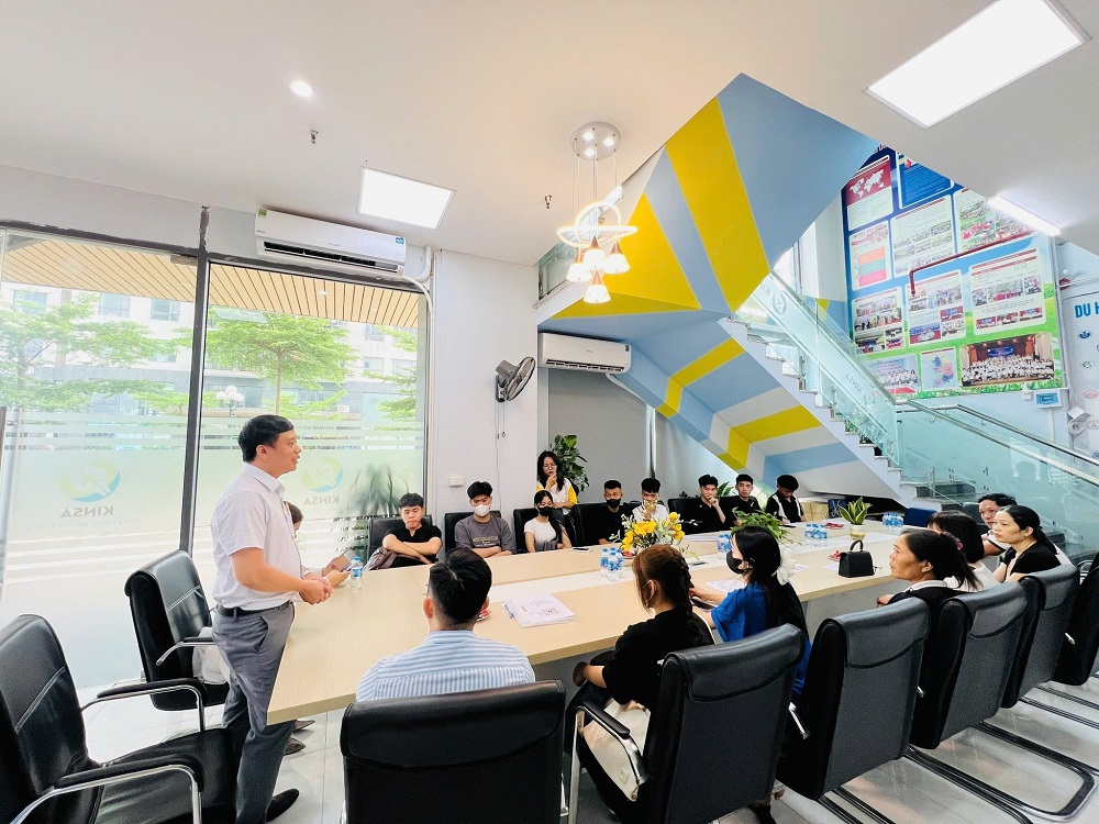 Ban lãnh đạo Du học Kinsa phát biểu chào đón các em học sinh