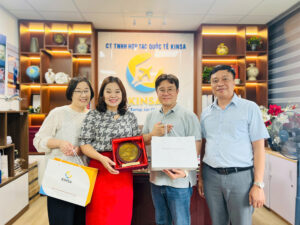 Chụp hình kỉ niệm cùng thầy cô đại diện Trường Đại Học Kosin