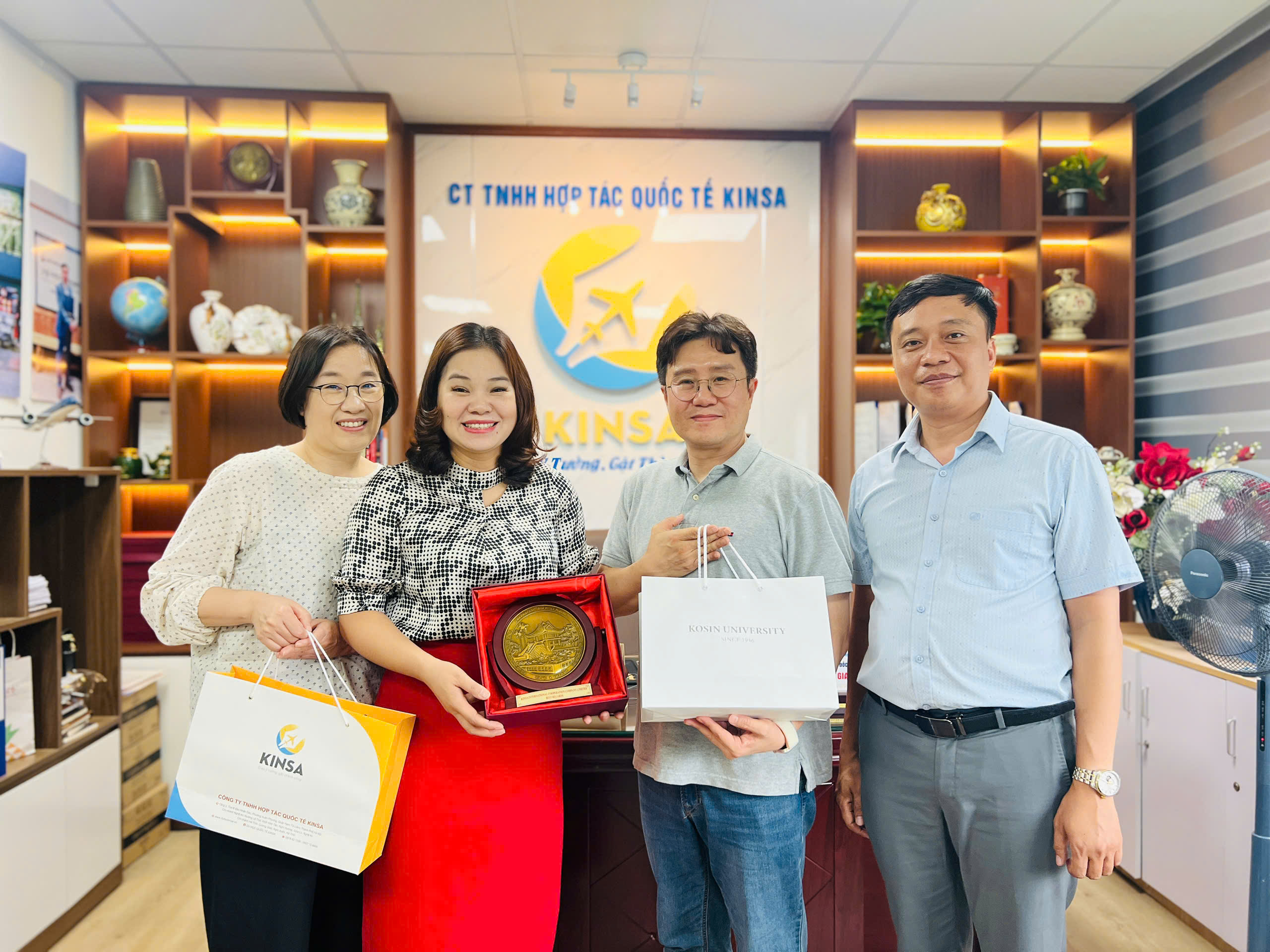 Chụp hình kỉ niệm cùng thầy cô đại diện Trường Đại Học Kosin
