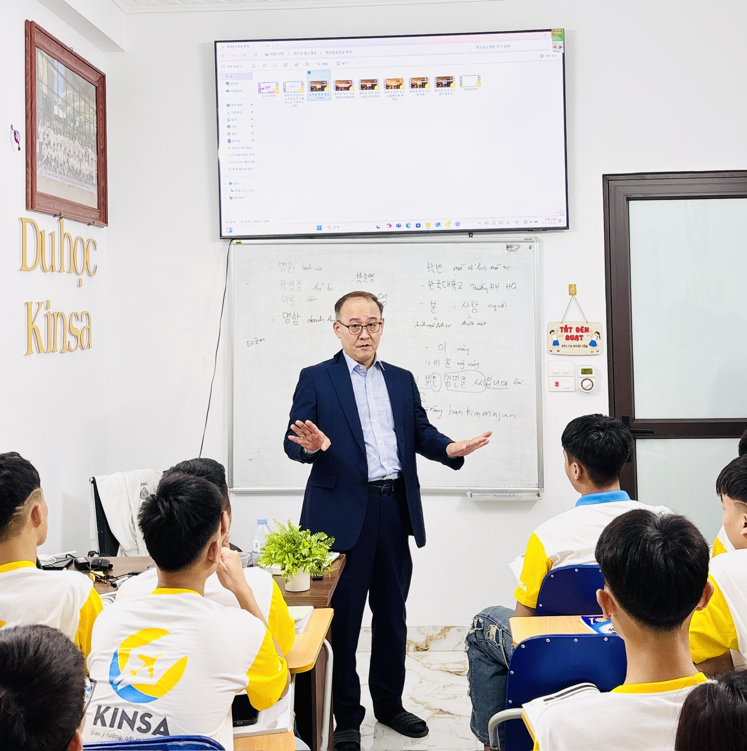 Thầy Kim Hong Kil - Trường đại học Kyungnam chia sẻ văn hóa Hàn Quốc