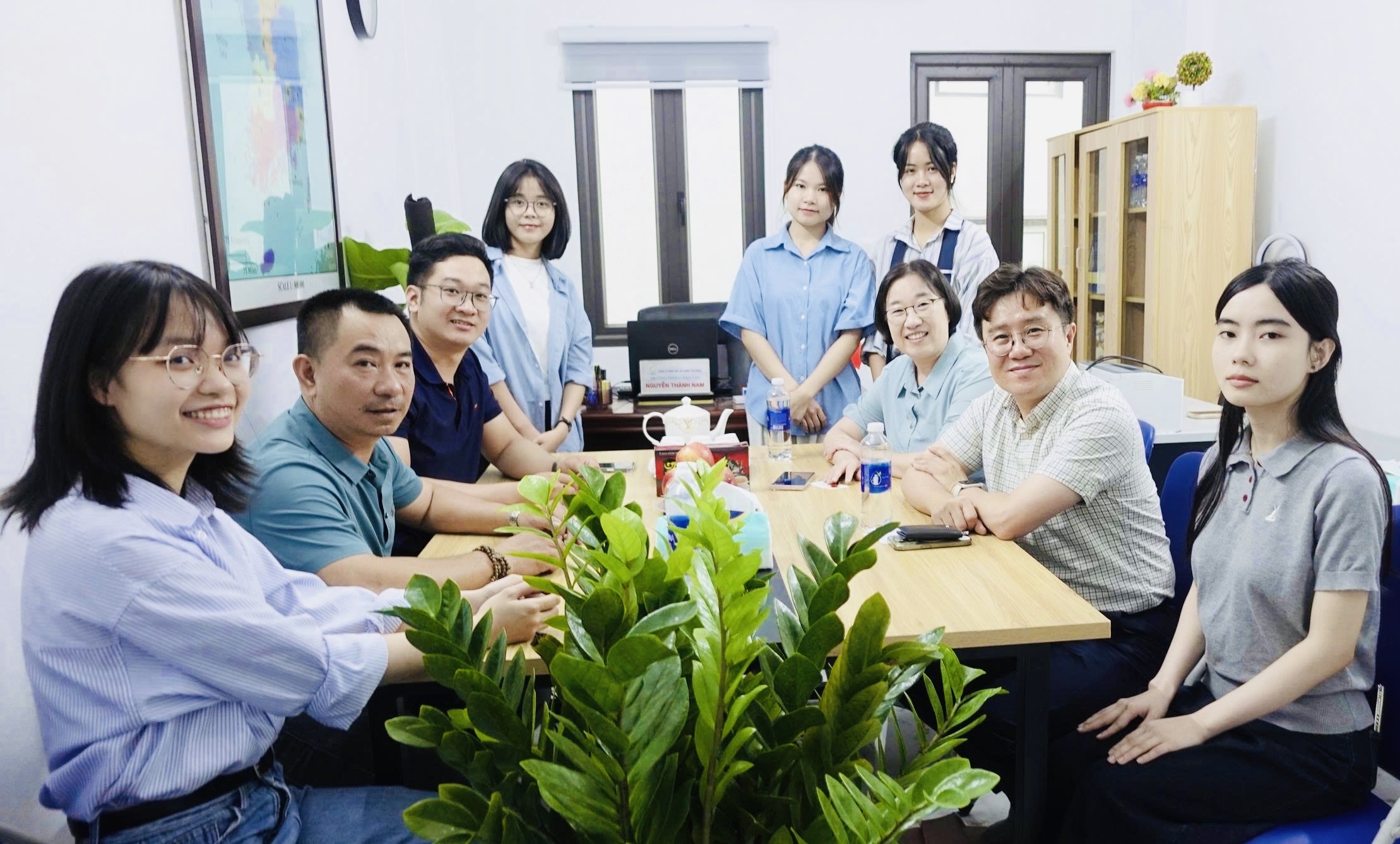 Chụp hình kỉ niệm cùng thầy cô đại diện Trường Đại Học Kosin