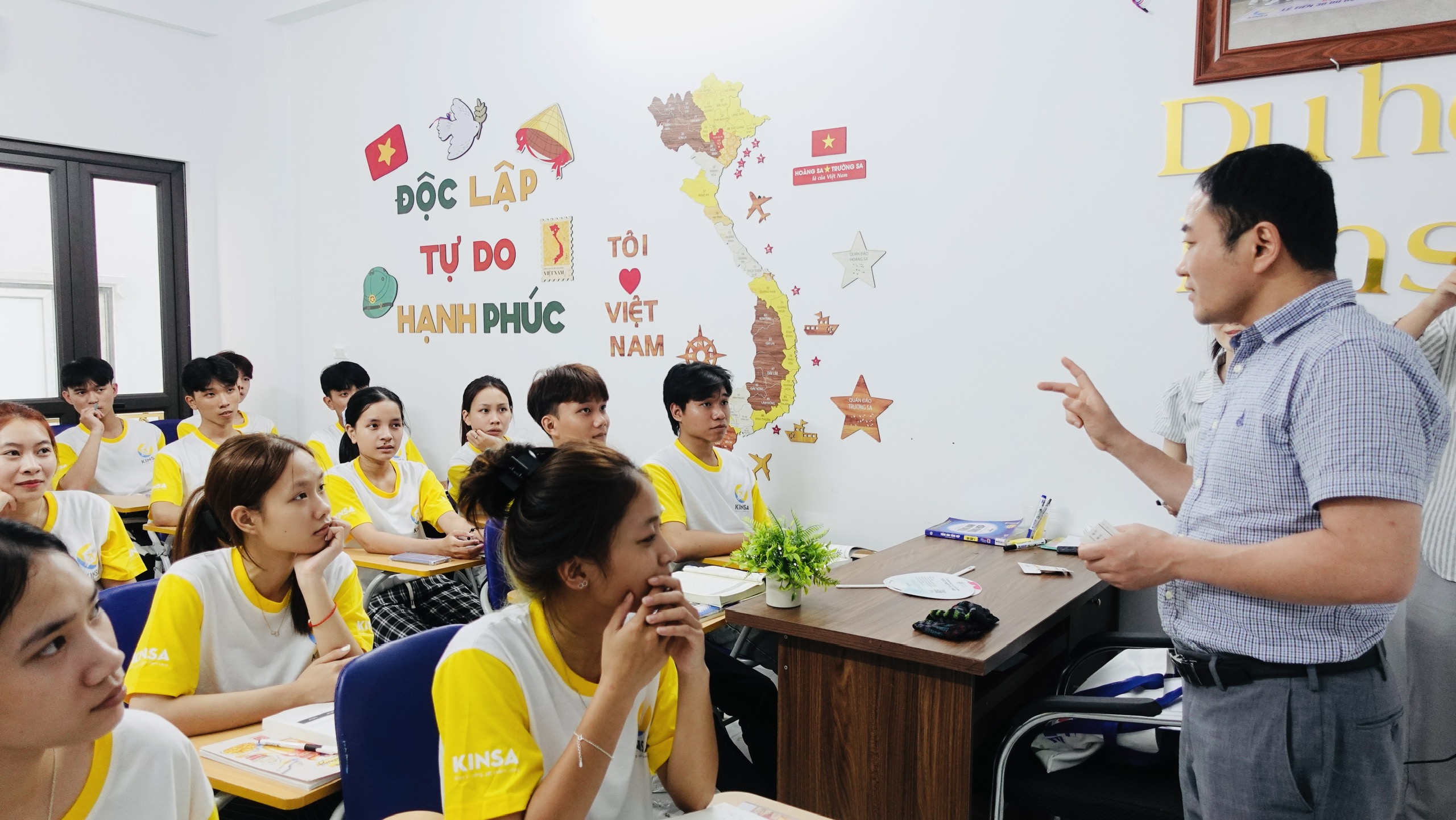 Thầy giáo tại Trường đại học Hyupsung giao lưu cùng các bạn học sinh KINSA