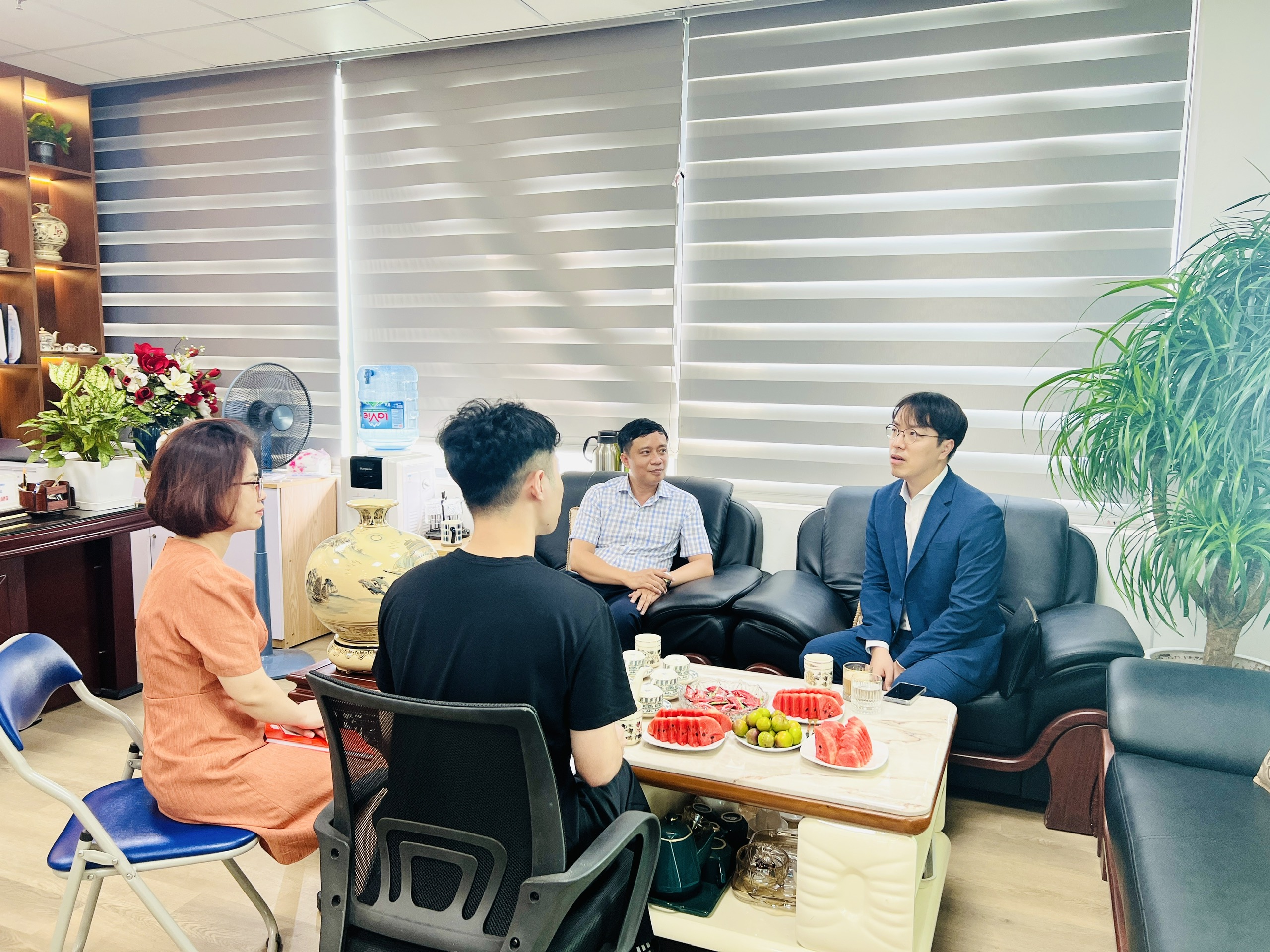 Thầy giáo Trường đại học nữ sinh Seoul gặp gỡ Ban Lãnh Đạo công ty.