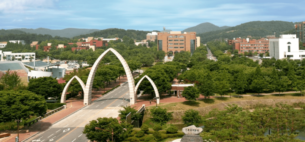 Biểu tượng cổng Đại học Quốc gia Gyeongsang
