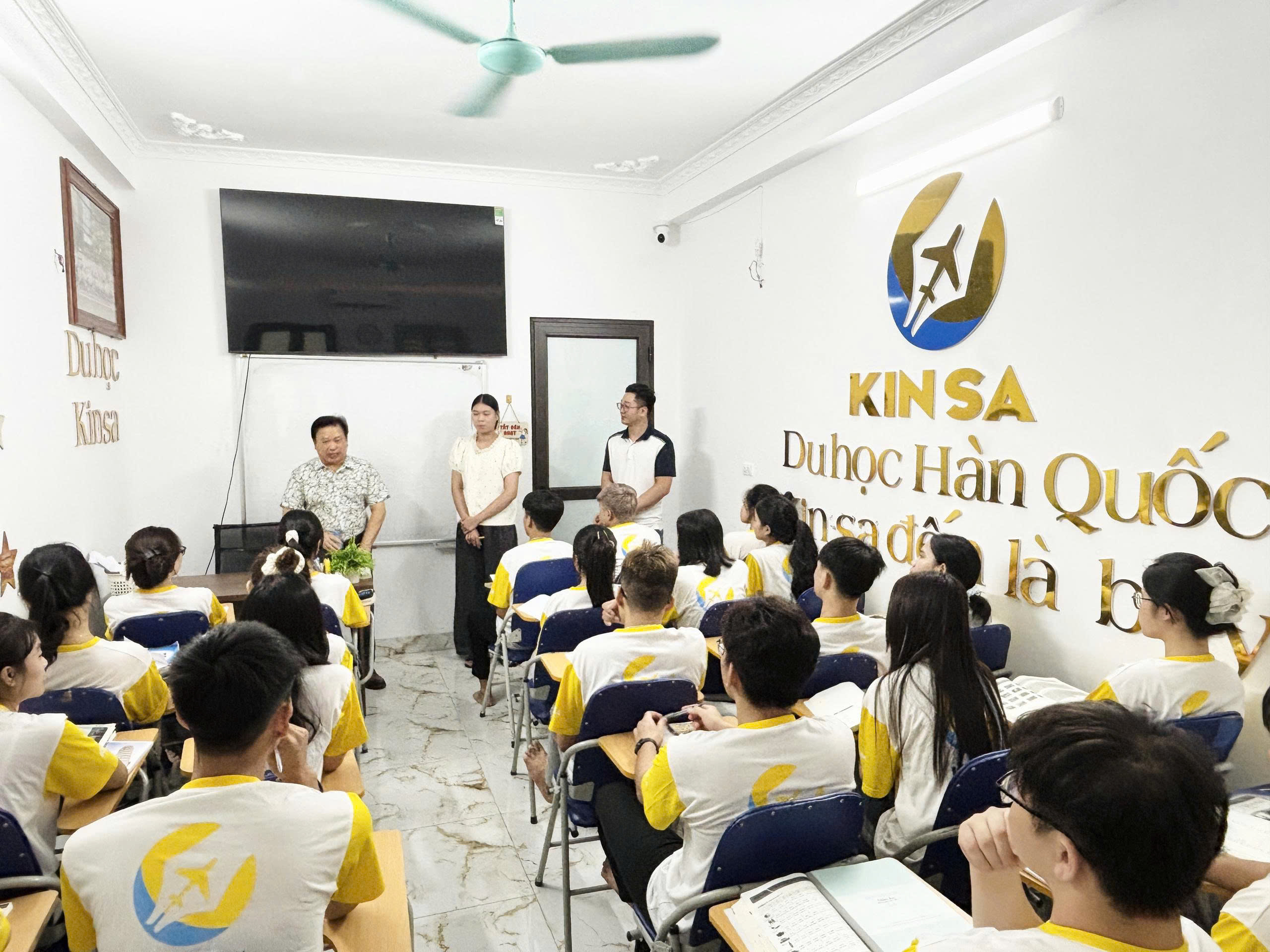 Học sinh chăm chú lắng nghe chia sẻ về Trường đại học Chungcheon