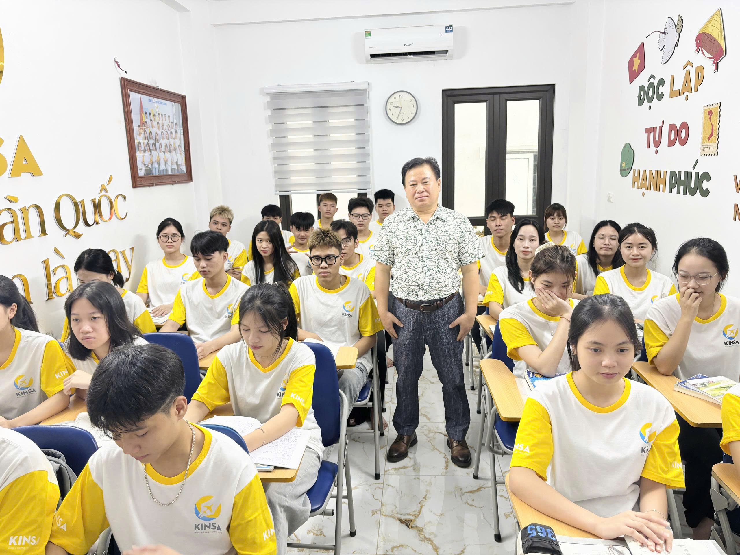 Chụp ảnh lưu niệm cùng thầy đại diện Trường đại học Chungcheong