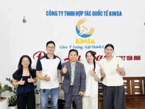 Đội ngũ Kinsa chụp ảnh cùng Đại diện trường Chungcheong