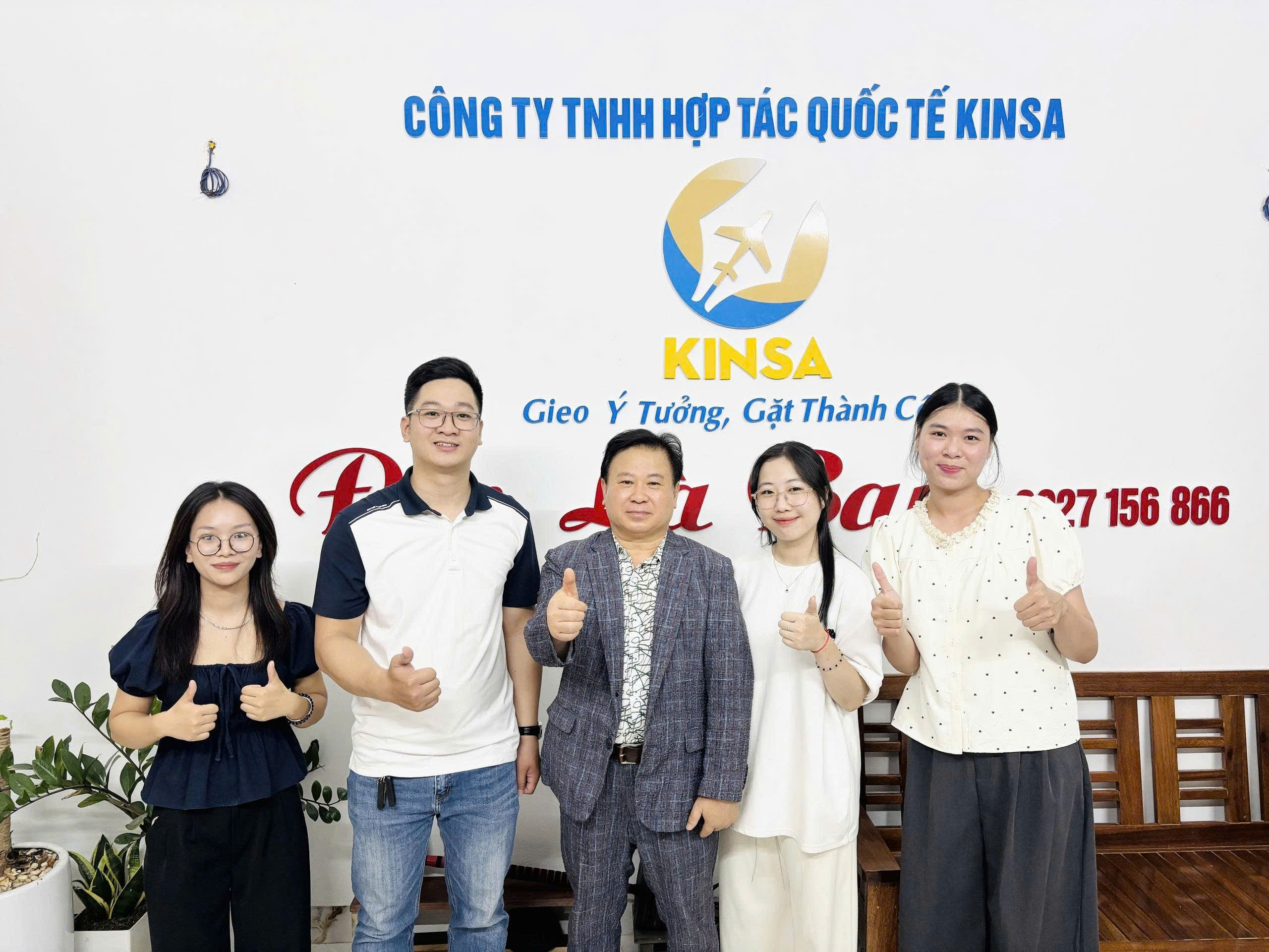 Đội ngũ Kinsa chụp ảnh cùng Đại diện trường Chungcheong