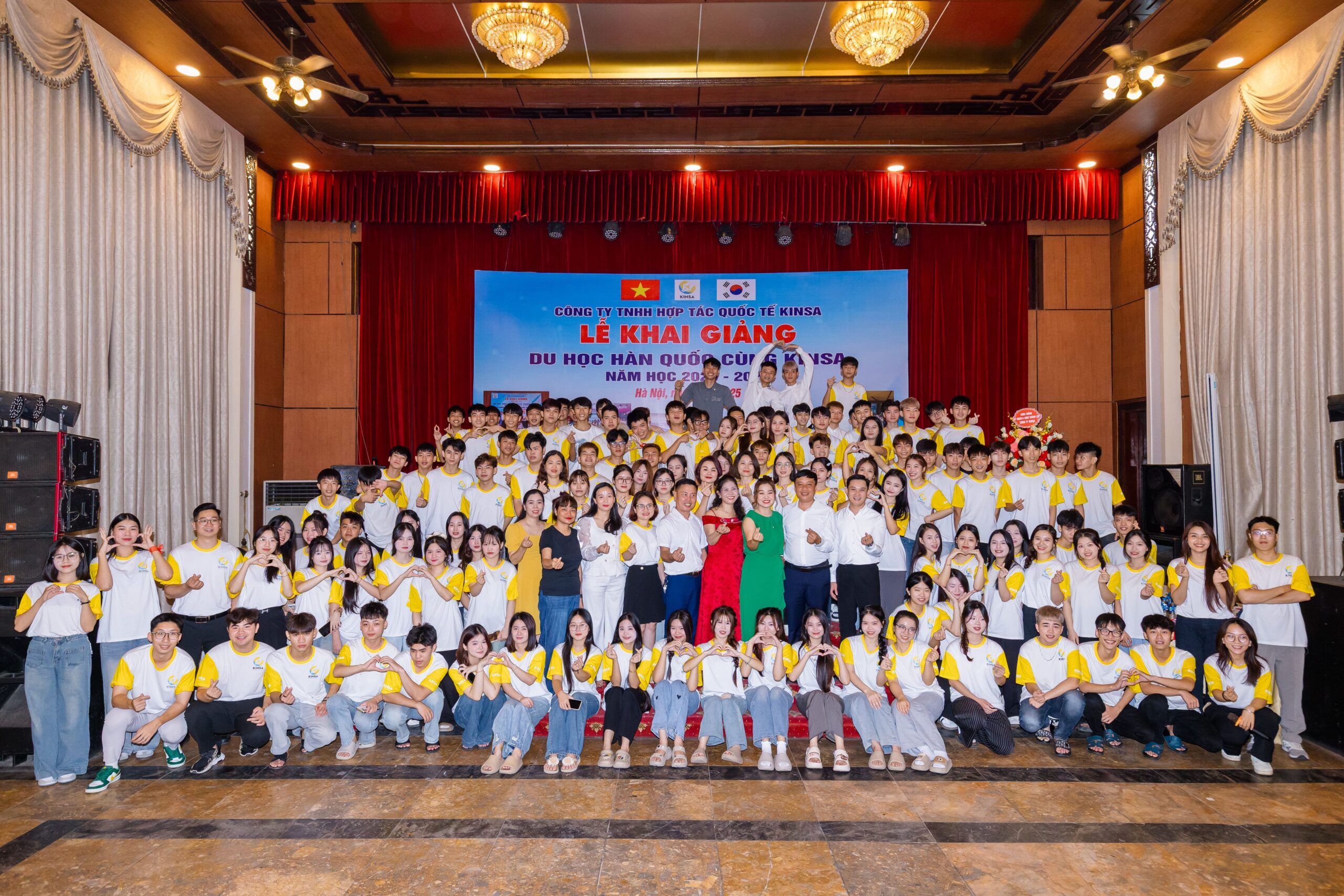 Chụp ảnh lưu niệm cùng tân du học sinh 2007 của Kinsa tại Lễ Khai Giảng