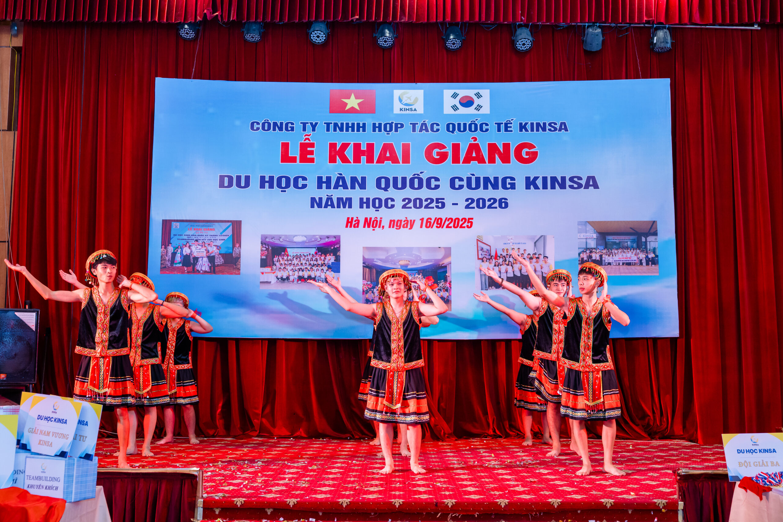 Tiết mục văn nghệ tại Lễ Khai Giảng của lớp A2