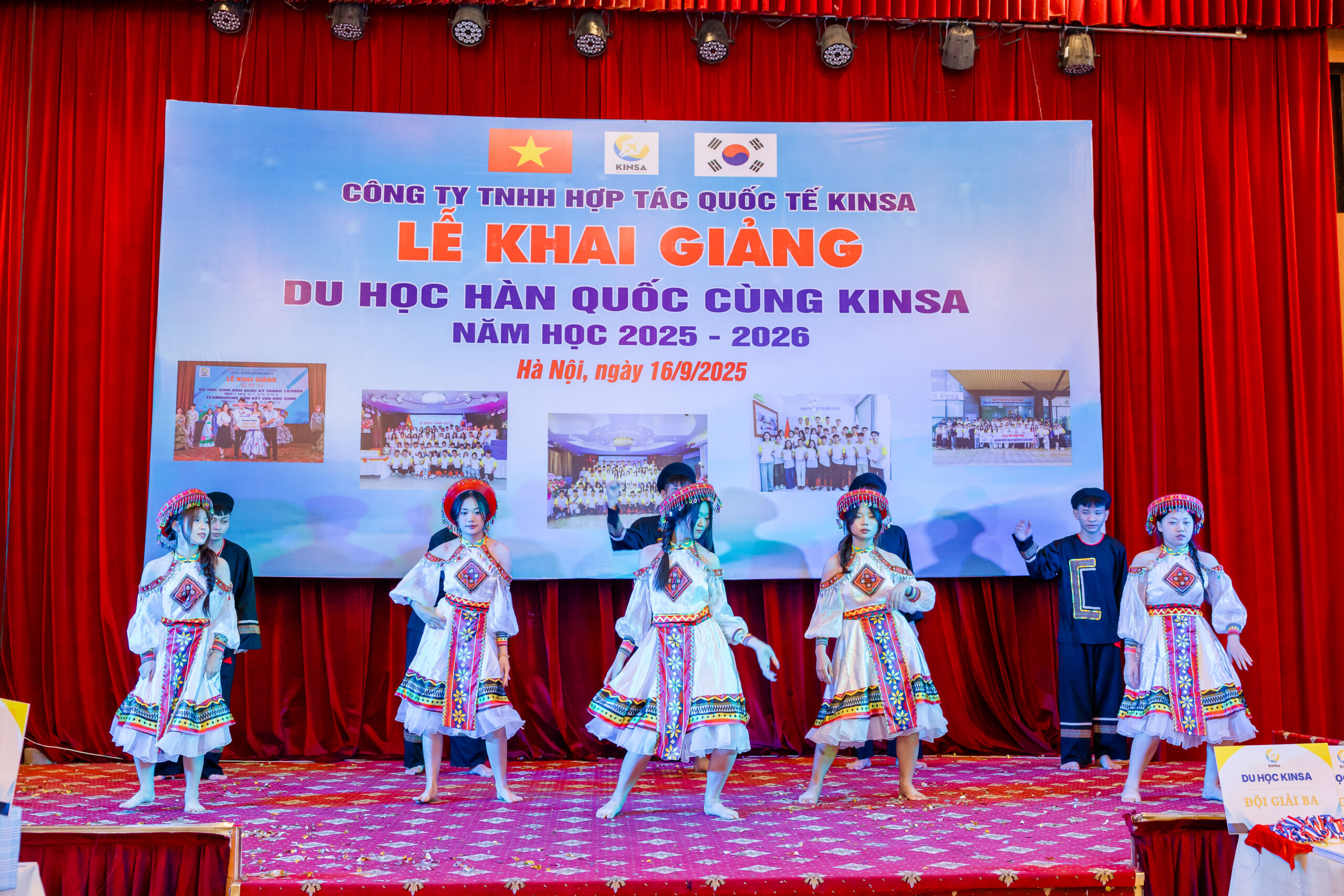Tiết mục văn nghệ tại Lễ Khai Giảng của lớp A3