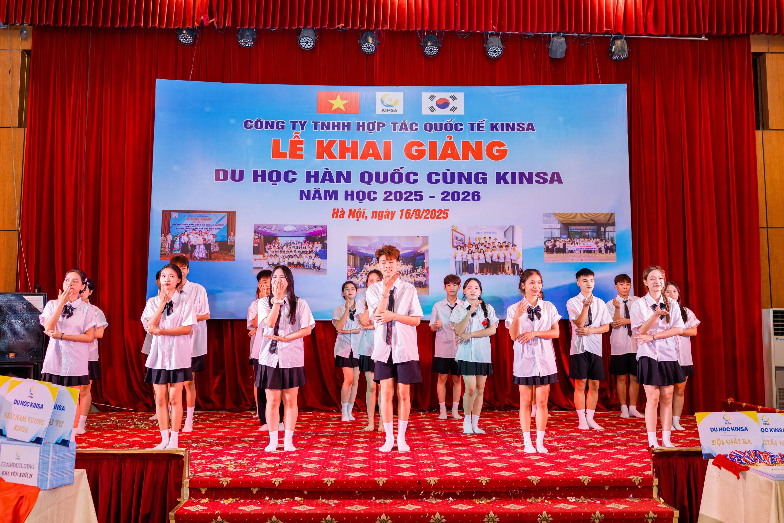 Tiết mục văn nghệ tại Lễ Khai Giảng của lớp A5