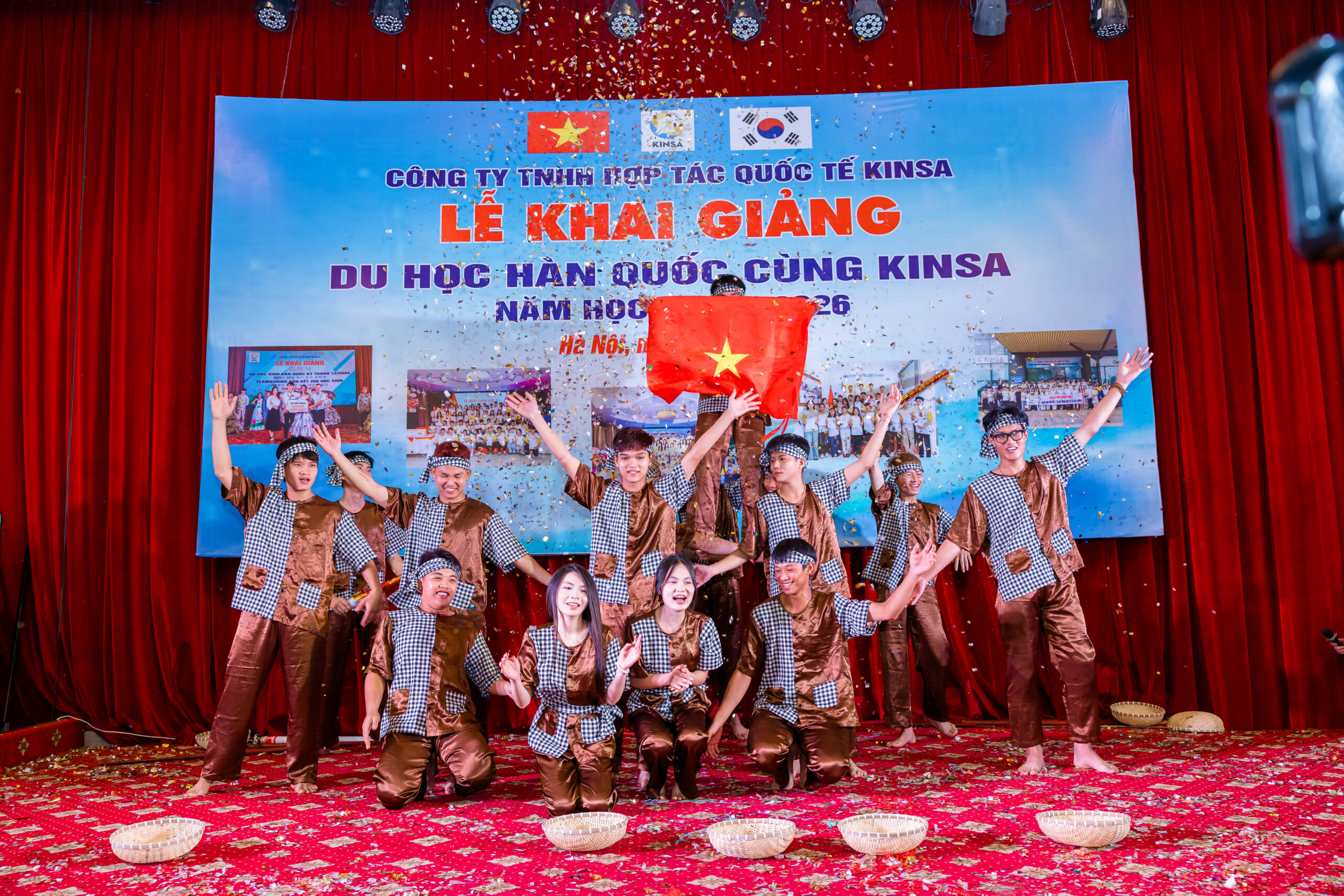 Tiết mục văn nghệ tại Lễ Khai Giảng của lớp A4