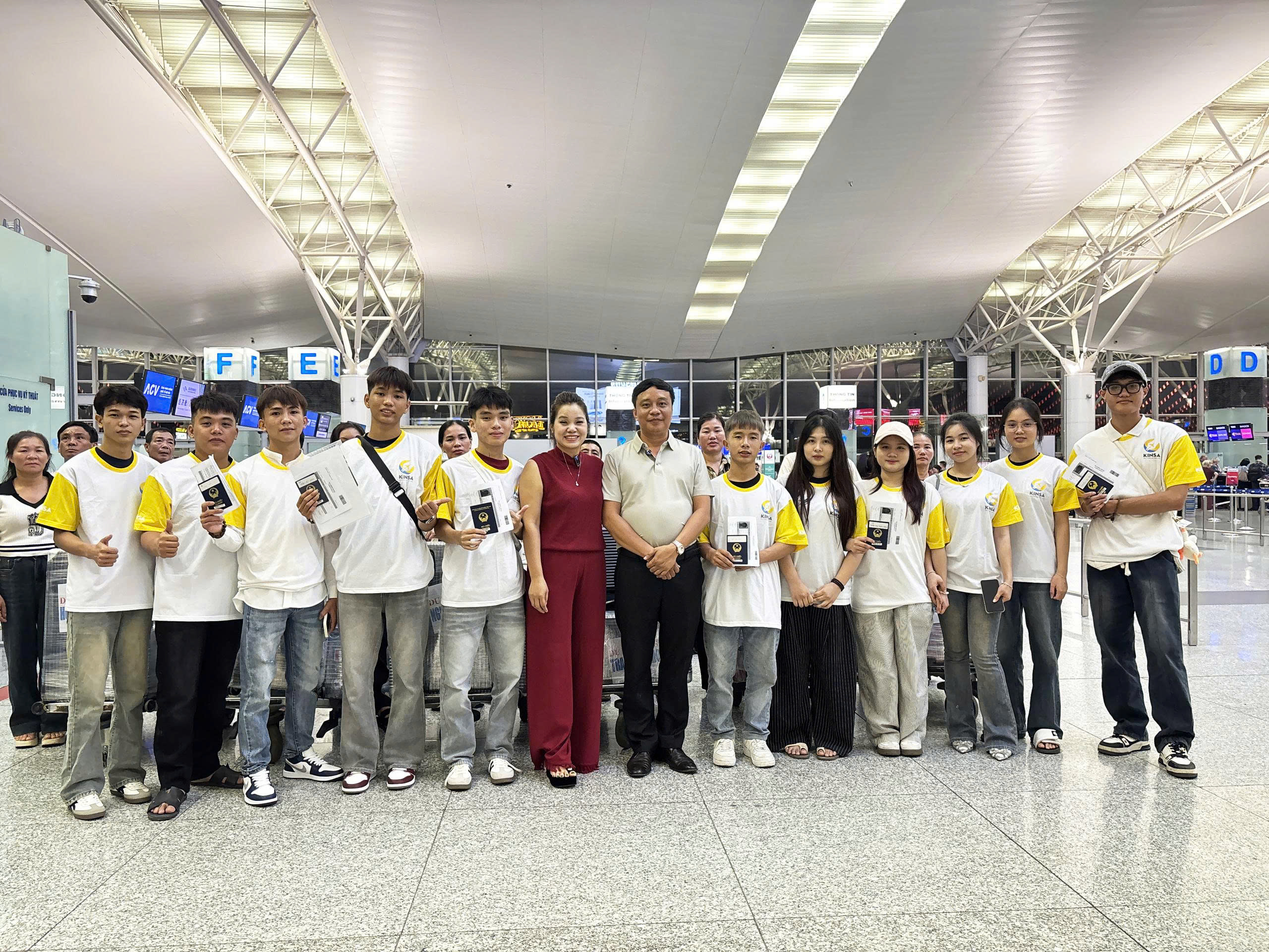 KINSA tiễn bay các tân du học sinh tại sân bay Nội Bài