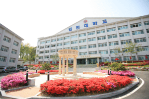 Một tượng đài tại trường đại học Gimcheon Hàn Quốc