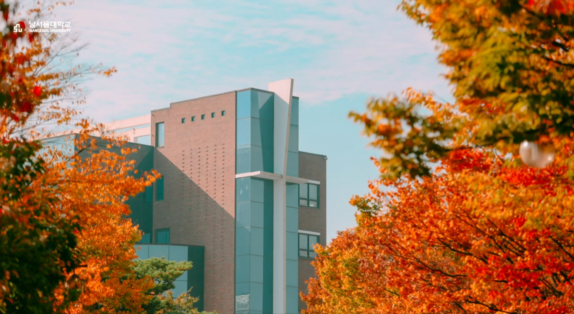 Ảnh Trường đại học Namseoul vào mùa lá đỏ