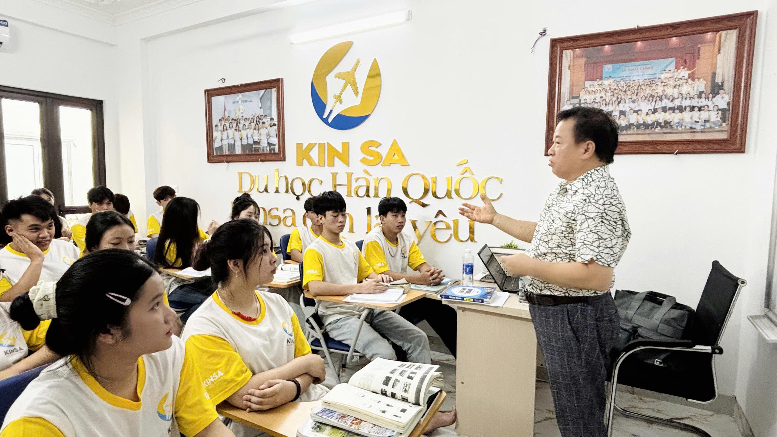 Học sinh chăm chú lắng nghe chia sẻ về Trường đại học Chungcheon