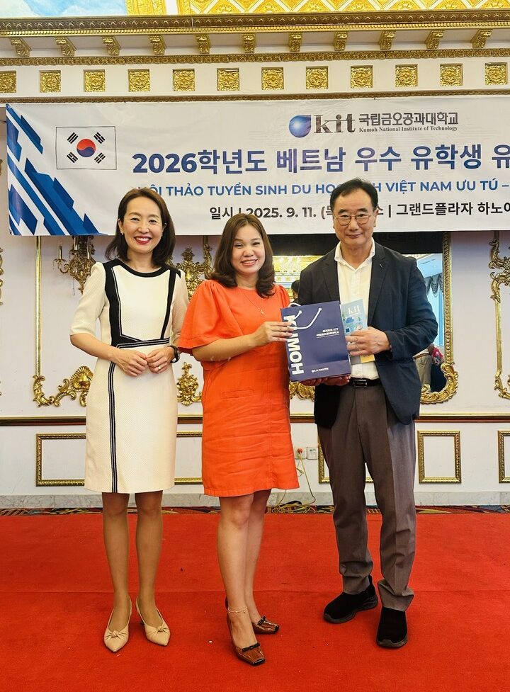 BGĐ Kinsa chụp lưu niệm với thầy giáo trường Kumoh