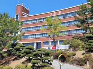 Tượng đài tại Trường đại học Silla