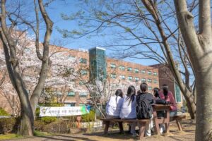 Sinh viên và cảnh đẹp tại Trường Cao đẳng Suncheon Jeil