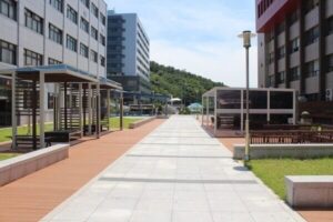Khuôn viên Học Viện Công Nghệ Dong-eui