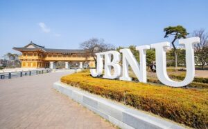 Cổng trường Đại học Quốc gia Jeonbuk